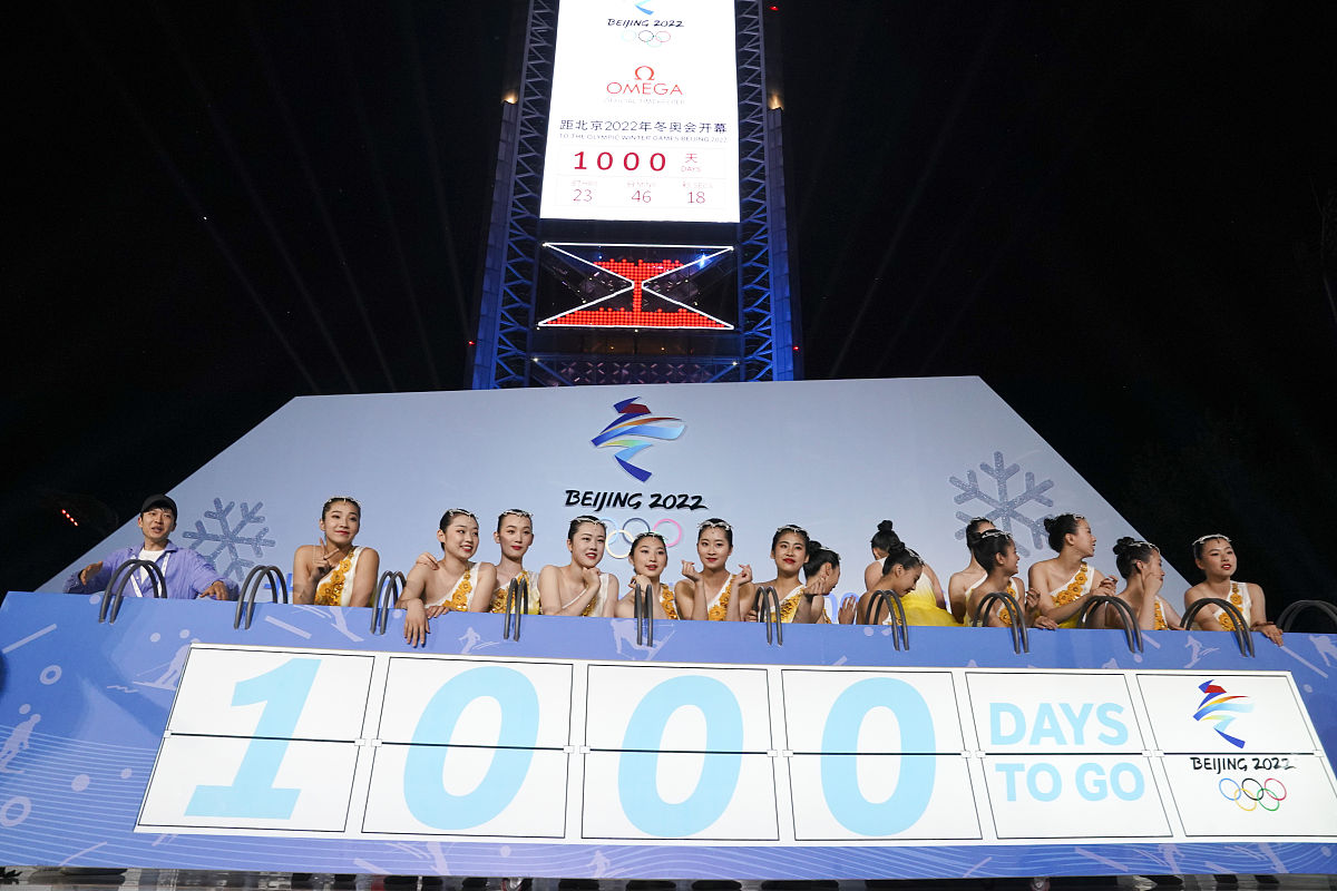 双奥之城闪耀世界。两次奥运会都显示了中国体育发展的新高度展示了中国综合国力的跨越式发展也见证了你从懵懂儿童向有为青年的跨越。亲历其中你能感受到体育的荣耀和国家的强盛；未来前行你将融入民族复兴的澎湃春潮。卓越永无止境跨越永不停歇。 请结合以上材料以跨越再跨越为主题写一篇议论文体现你的感受与思考运用辩证思维多引用名言名句多用时事热点作为例子多用正反对比论证结尾要升华主题要体现青年这一主体不要过多写体