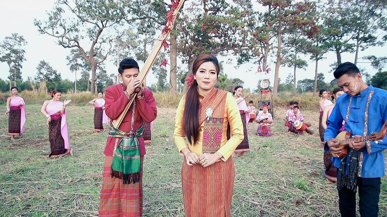 [图]好听的泰国民族歌曲《ดอกสะแบงหล่นแล้ว》