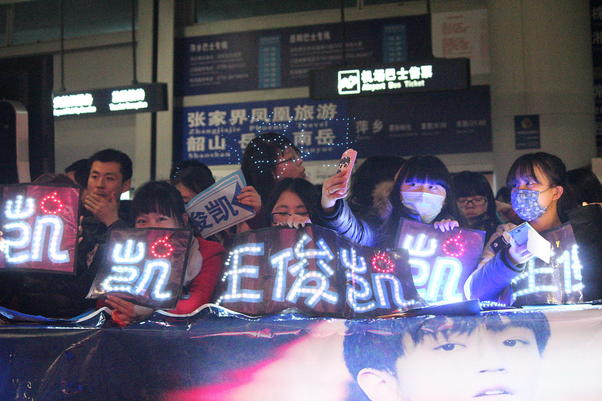 扩充以下内容至少5000字访谈者：你好非常感谢你能帮助我开展访谈成为我第一个访谈对象。被访者：哈哈哈客气啦！访谈者：之前在微信上也跟你大致说了一下我的想法今天的话主要是开始我们的关于追星打榜应援方面的一个访谈。说是访谈就当作跟朋友聊天一样吧。不用紧张大胆说出自己的真实想法就好。被访者：好的没问题。访谈者：我记得你是追韩国爱豆的对吗？被访者：对的大多是那边的韩国男团女团追的很少偶尔看看。内娱和日娱完