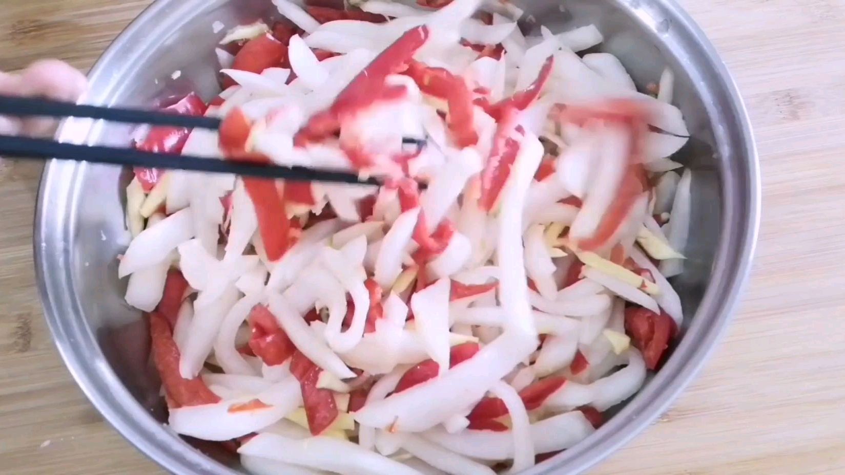 腌萝卜的快速做法,不用烫也不用晒,吃起来又香又脆,好吃