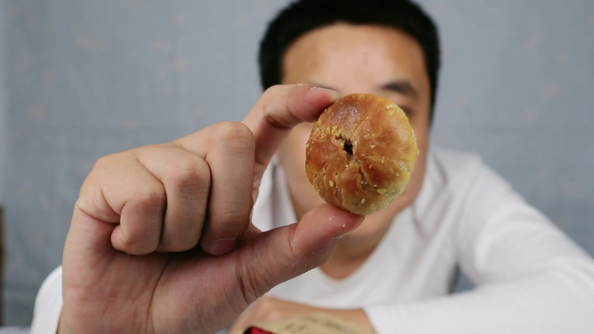 小伙子试吃“救驾烧饼”,这味道太棒了,不愧是皇帝亲封!