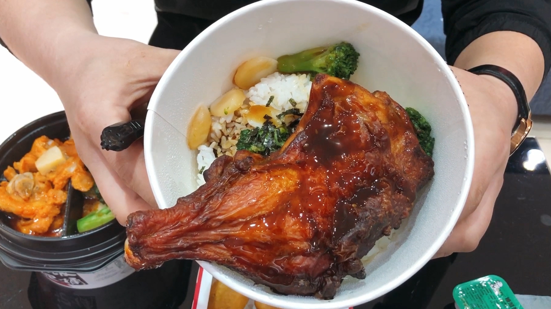 试吃粉丝推荐的肯德基K记饭桶,这么大桶鸡腿饭,真把我当饭桶了