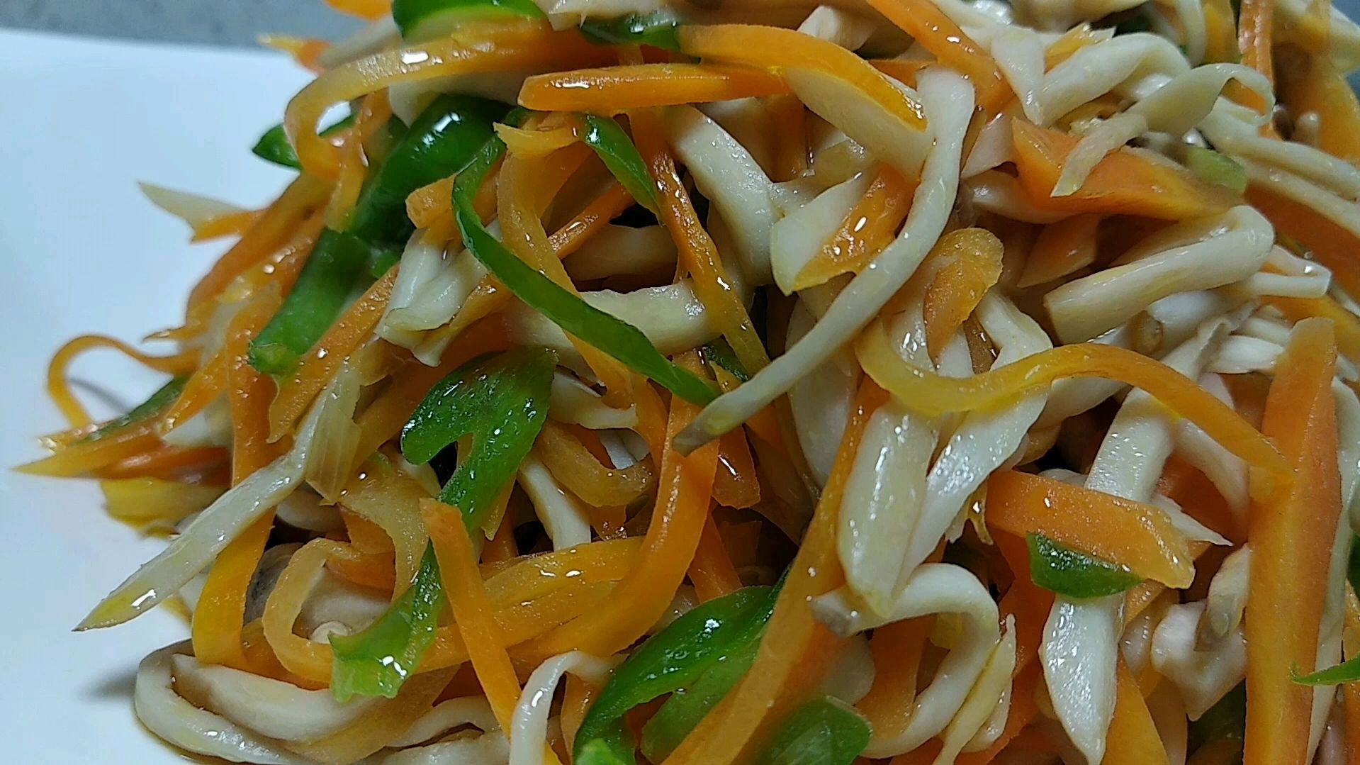 好吃又好看的素炒三丝,做法简单,清淡爽口,家人特别爱吃。