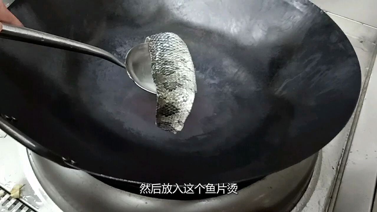 东莞经典生炒鱼片,肉嫩皮Q弹配上花生下酒一流