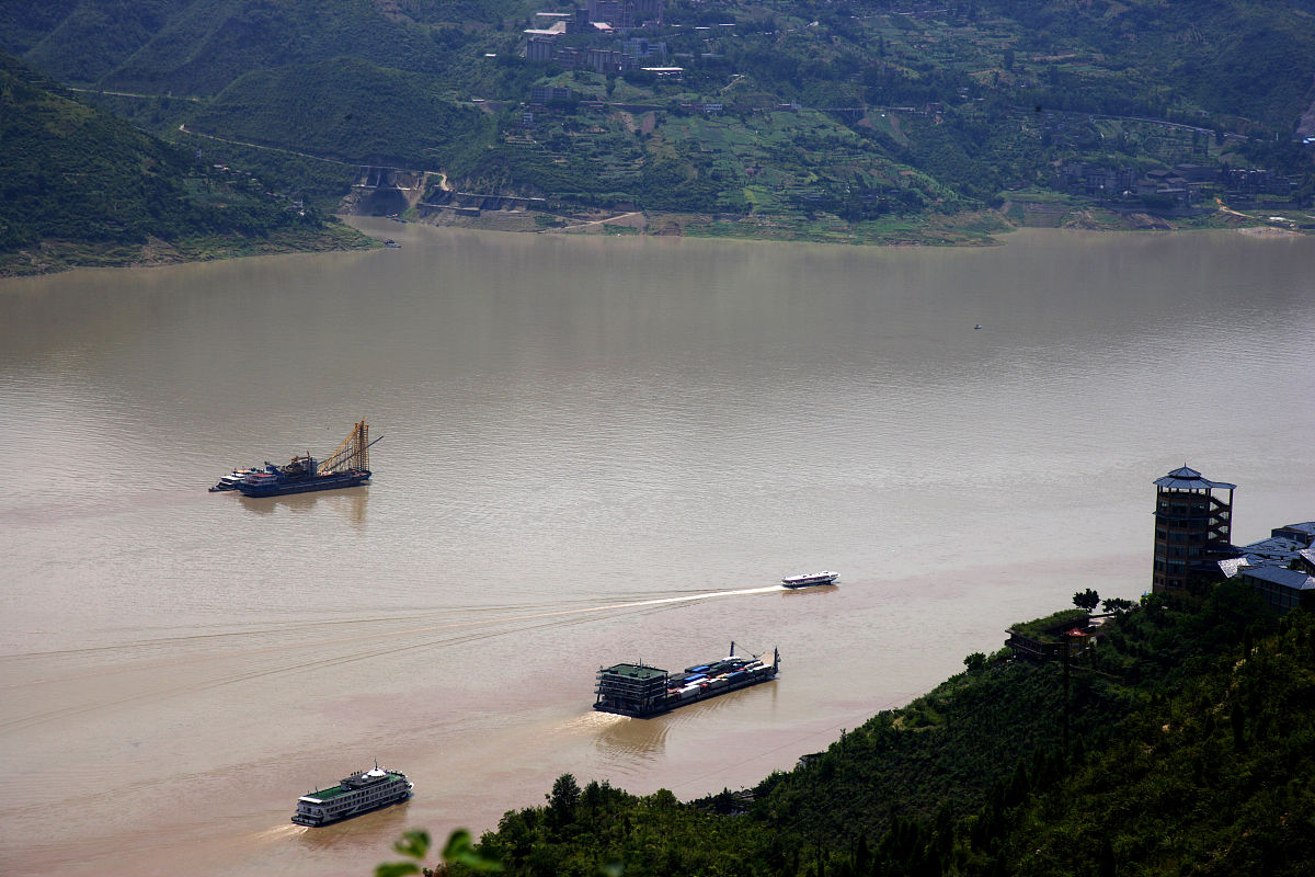 写一部10万字的遗迹探险小说要求每个角色都形象分明没有好人也没有坏人