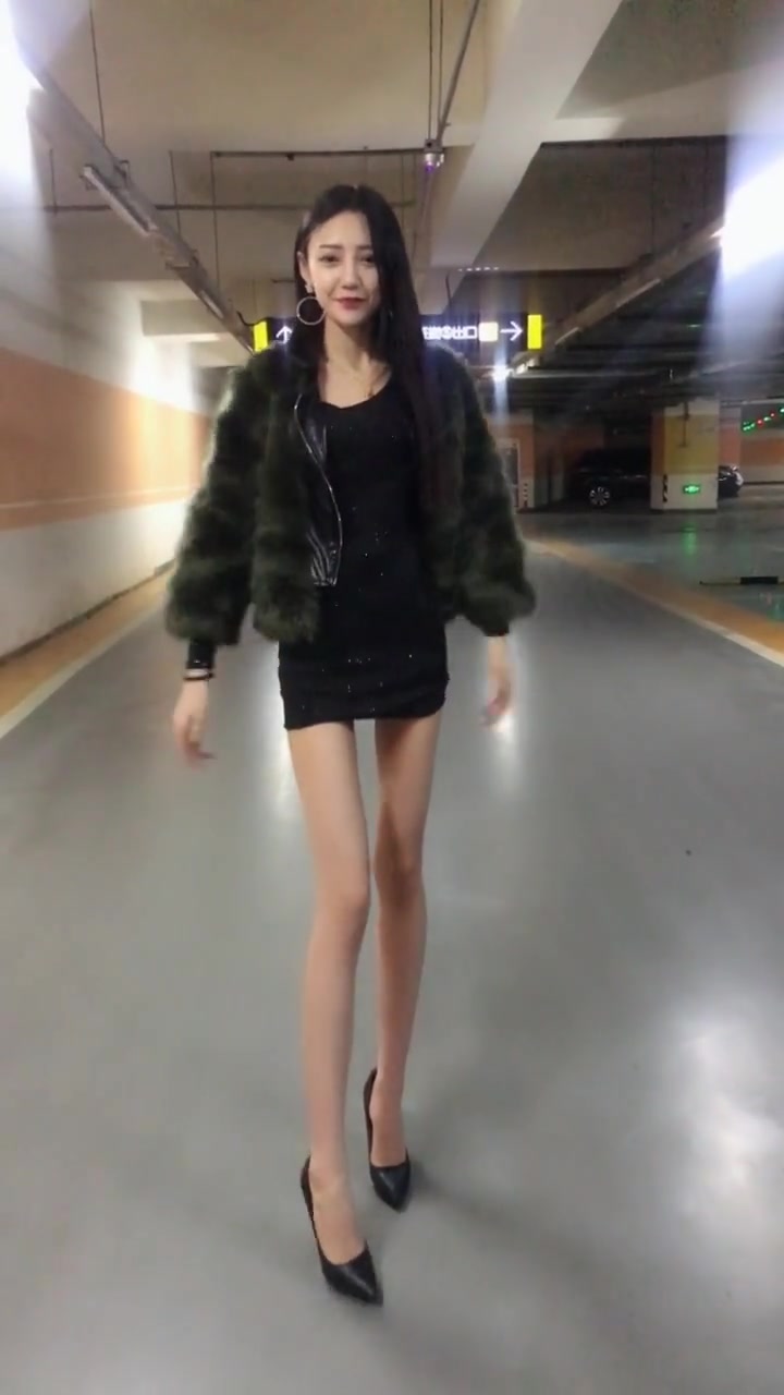 美腿控:昨天和老婆去逛商场,非要给她拍视频,还要传网上