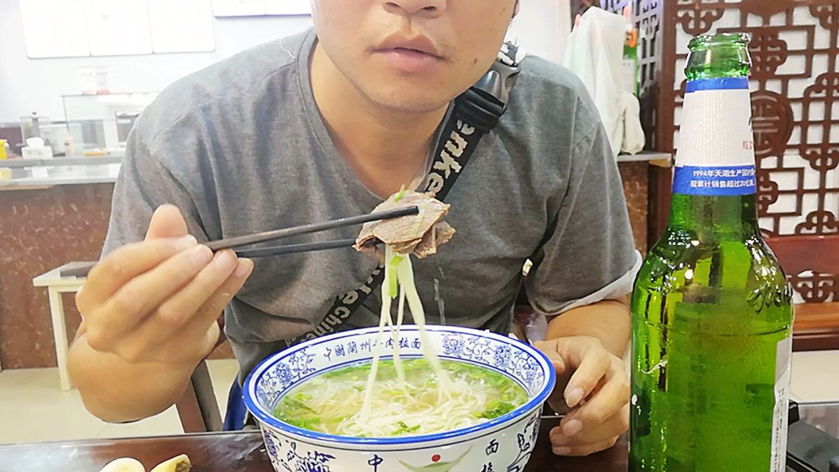 在抚顺的第1顿晚饭,兰州拉面配鲜啤,这种搭配特过瘾