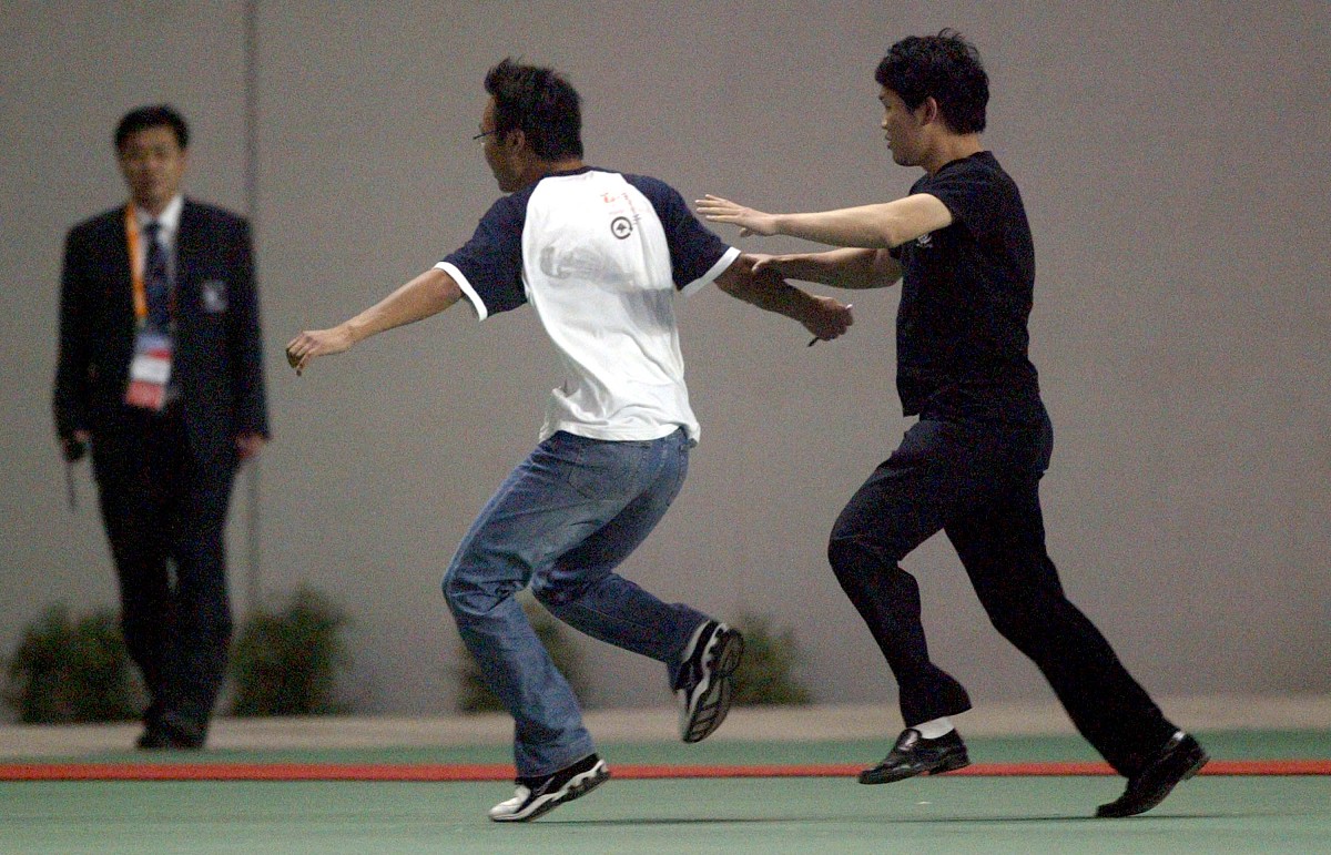2007年4月21日,武汉,足球表演赛,中国女子足球队迎战国际足联世界明星