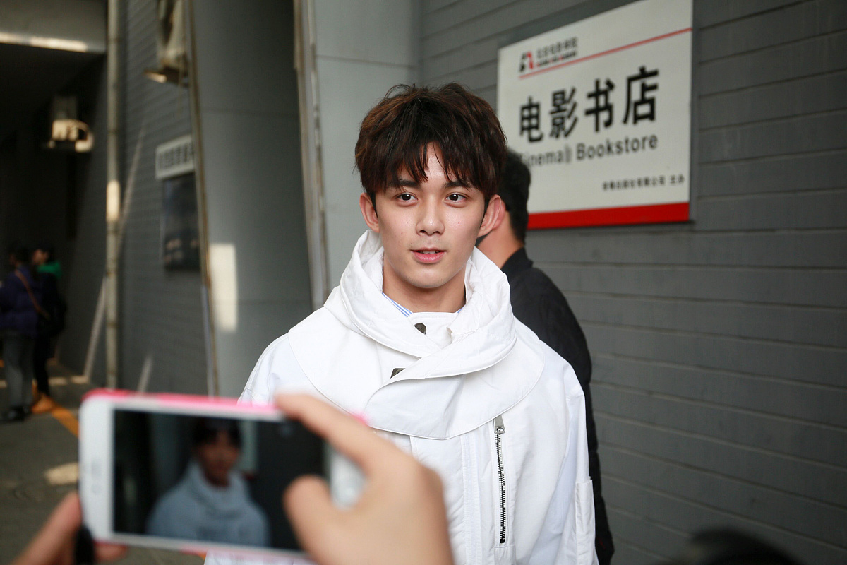 2018艺考:吴磊现身北电三试抱考试袋入场 白衣帅气清爽微笑暖心