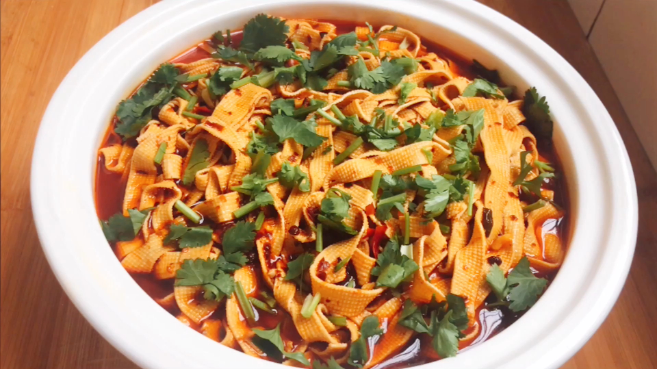 豆腐皮最过瘾的吃法,麻辣美味,做一大盆连汤汁都没剩