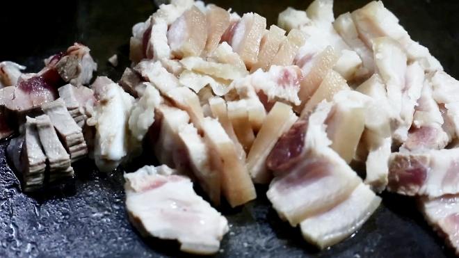 贵州农村姑娘炒家乡菜,一斤猪肉半斤辣椒,看了馋嘴