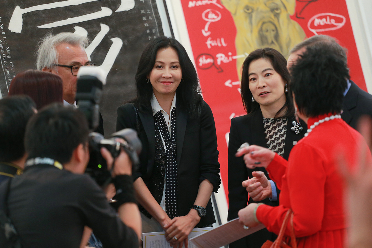 2014年11月24日,香港,刘嘉玲今日参与名画拍卖活动.***_***刘嘉玲