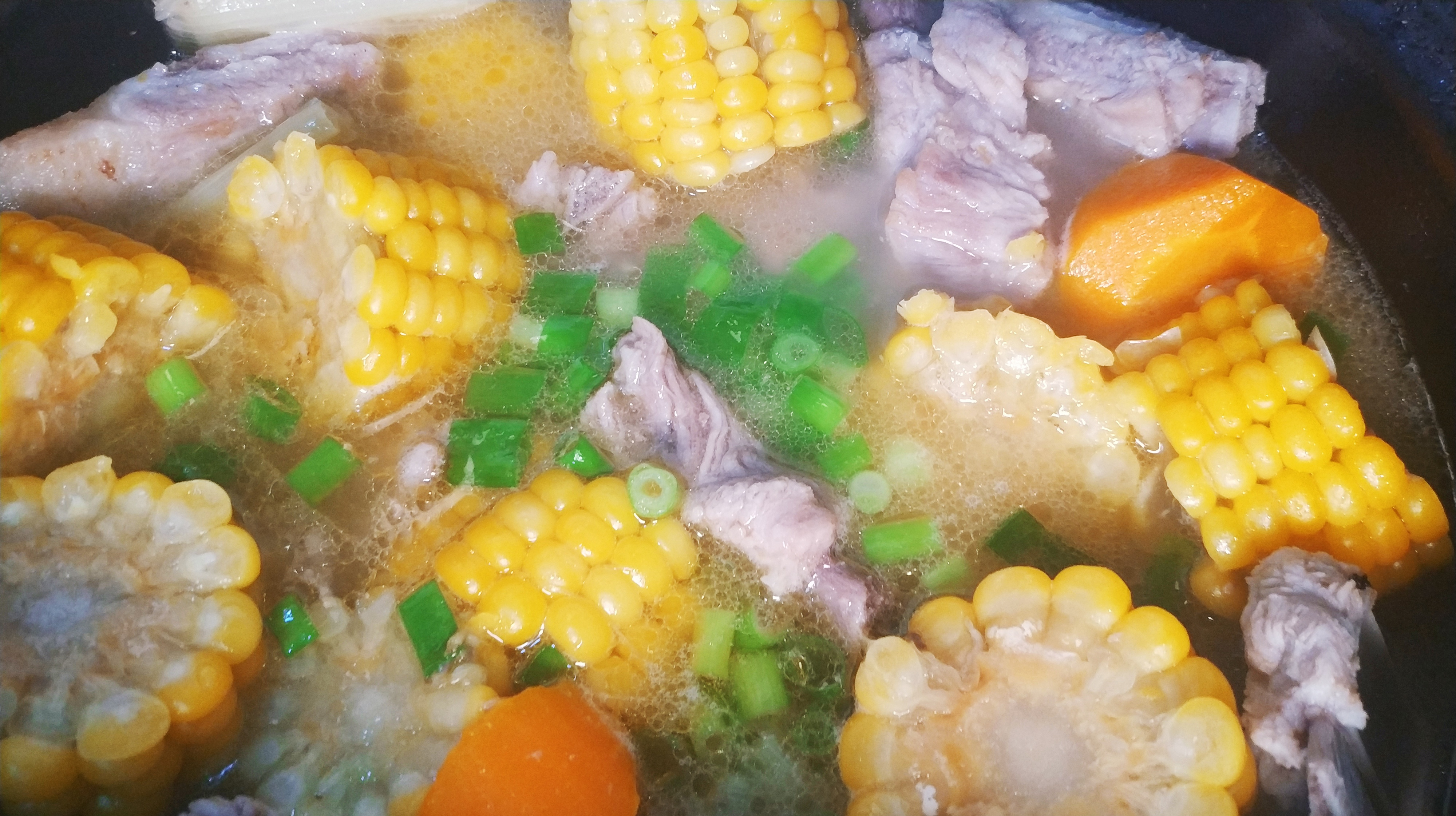 玉米鲜嫩上市,做玉米排骨汤最合适,加上一斤排骨,真解馋