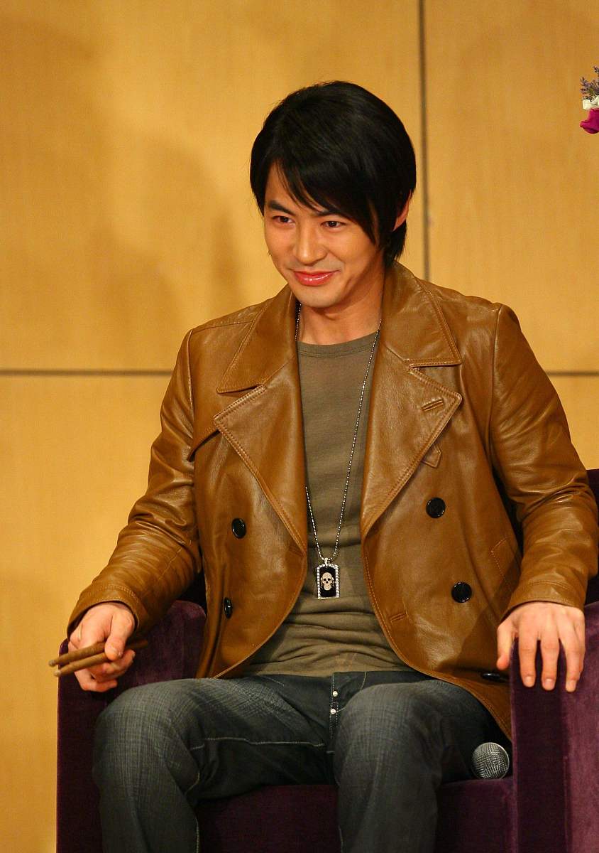 2009年2月22日,上海,junjin(前进)腰伤复发疼痛难忍行动困难,坐在舞台