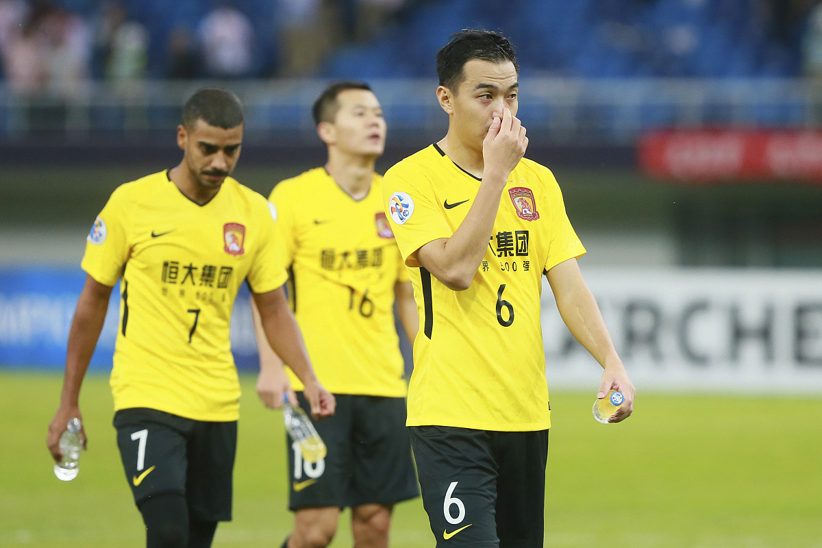 2018亚冠1/8决赛首回合:天津权健0-0广州恒大淘宝 恒大球员赛后谢场