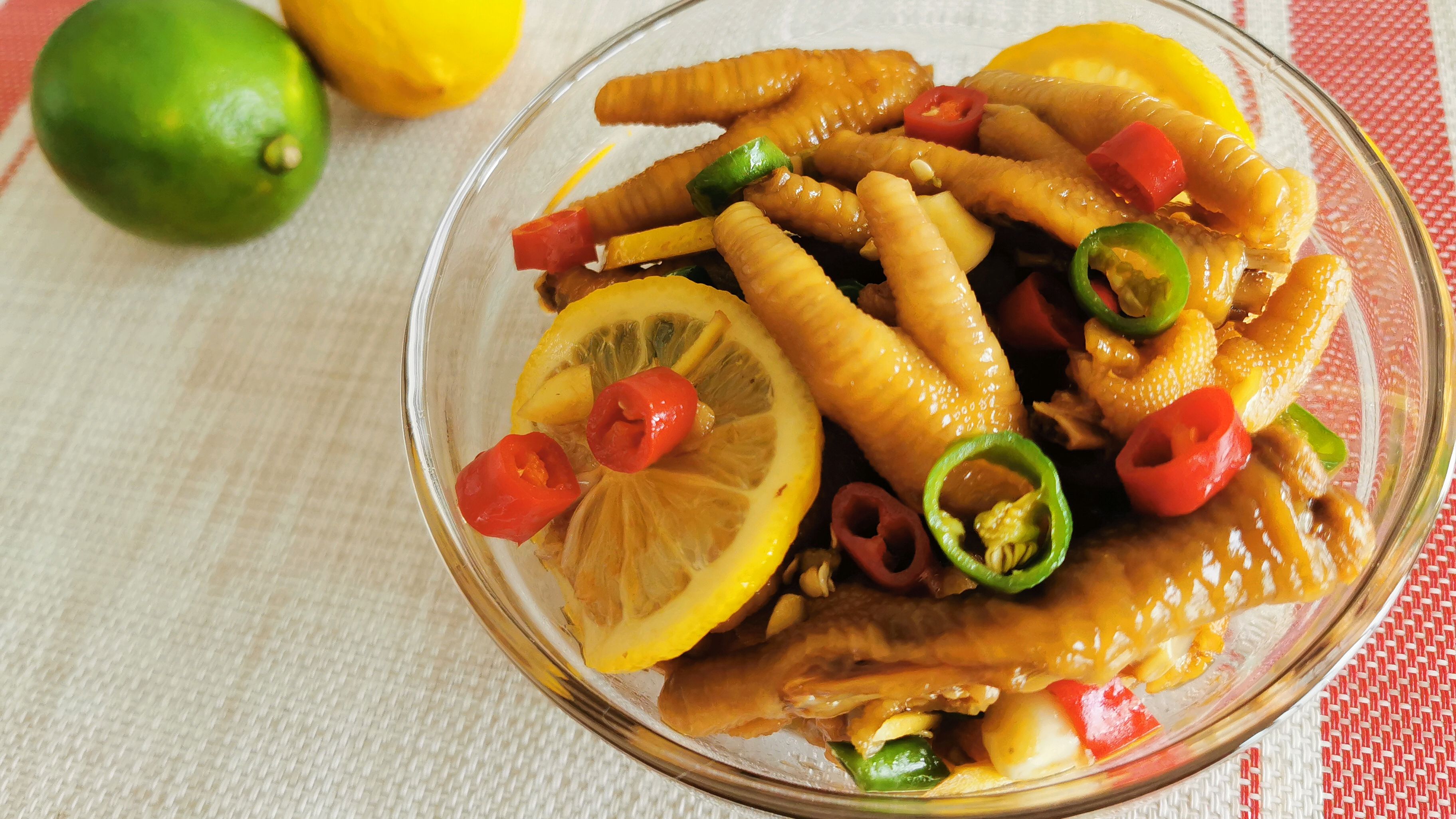 1斤鸡爪1个柠檬,教你秘制酸辣鸡爪,酸辣爽脆开胃解馋!