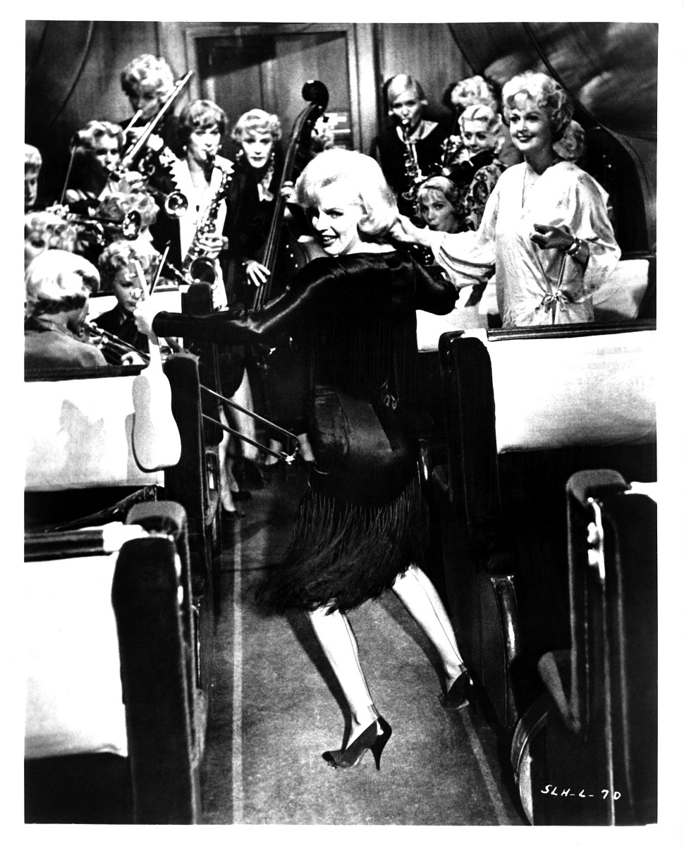 存在主义女性主义以波伏娃的女性主义为基础强调女性内在性的超越摆脱他者身份树立女性意识实现自身的价值。《面纱》运用存在主义女性主义的理论分析Kitty的人物形象以及与文中的女性形象进行对比从不同人物经历中体现Kitty女性觉醒的经历以及Kitty在爱情中挣扎经历生离死别如何在父权社会的压迫下追求自由和平等最终踏上了追求女性权利的路。本文首先介绍存在主义女性主义理论的关系以及理论的来源然后结合理论对小