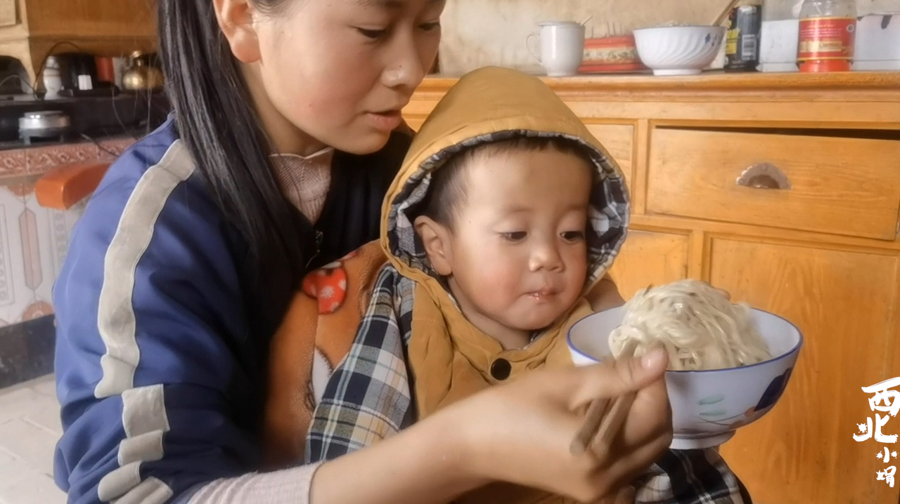 甘肃老家洁白柔韧的细长面条,舀上这样的臊子红汤,乐乐吃美了