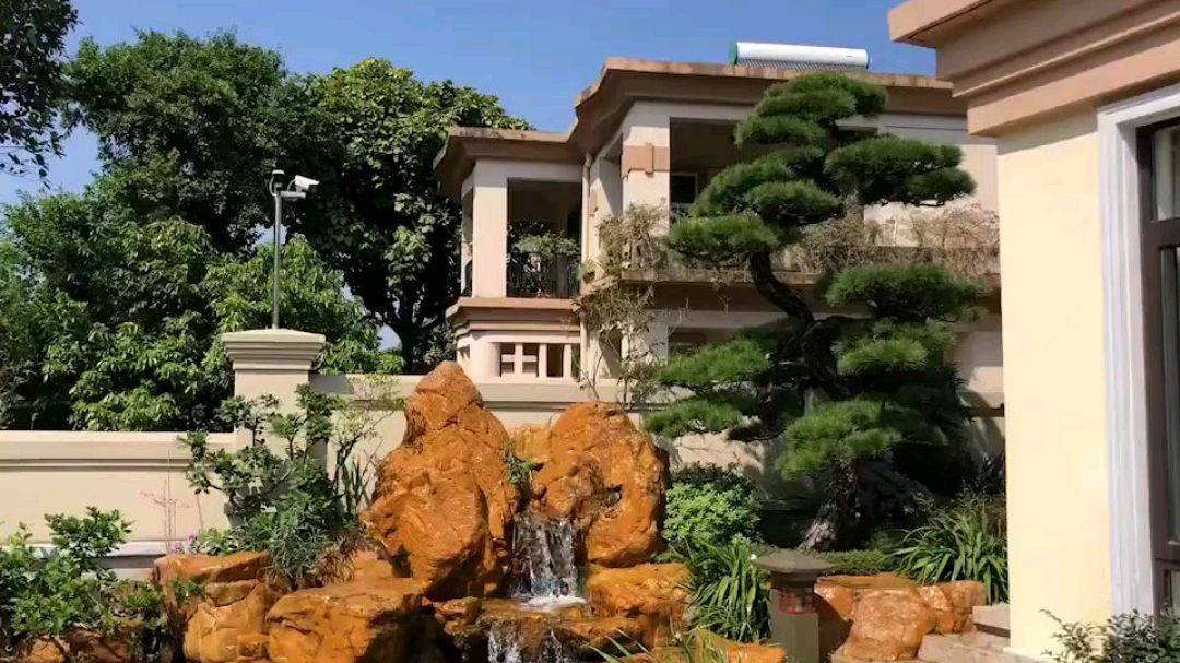 别墅庭院假山锦鲤鱼池,无需刻意修饰的美。