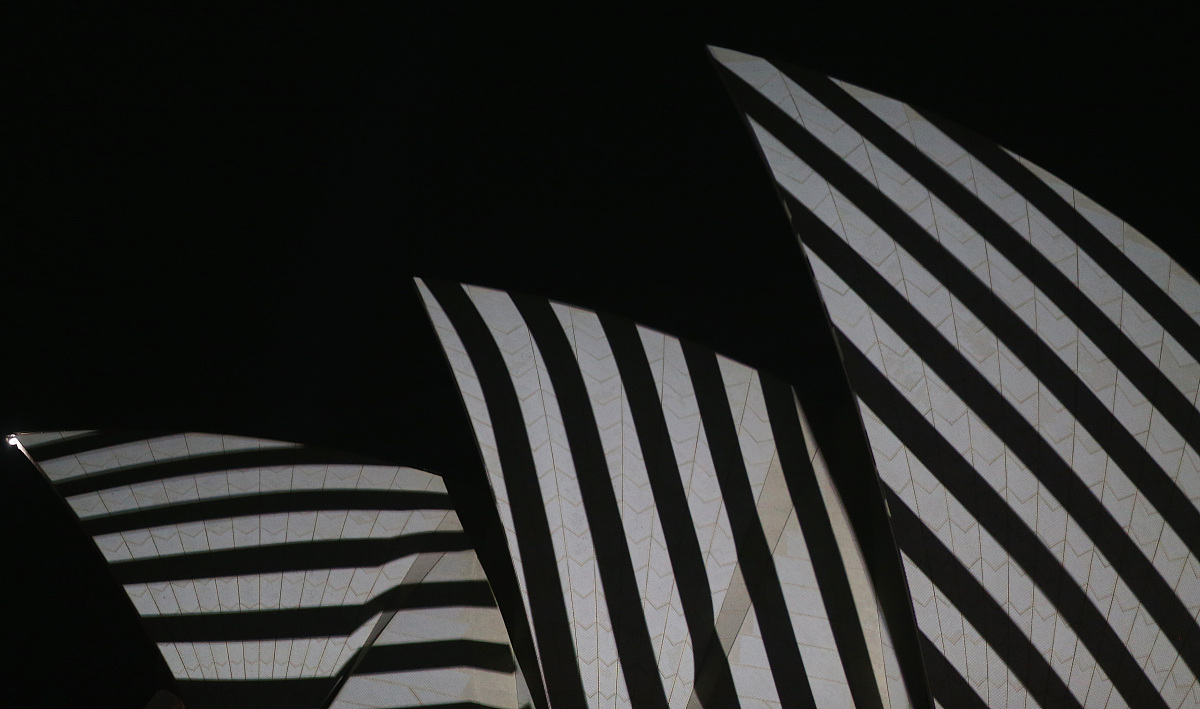 写一段《全媒体创意与制作》课程的课程纲要150字