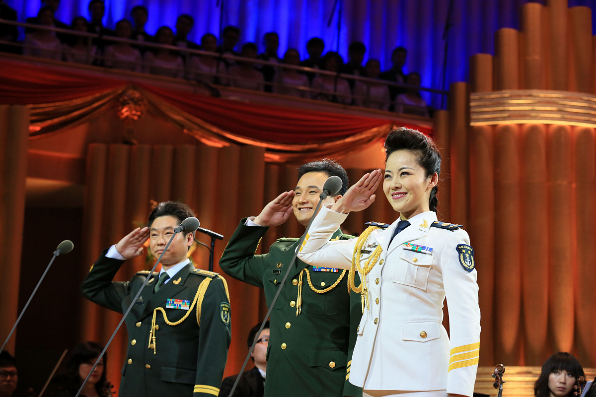 最后感谢百忙之中抽出时间审阅本论文的教授 扩写这句话