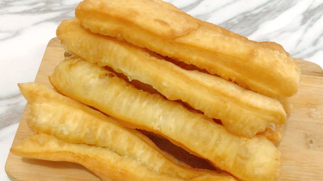 厨师长教你10分钟做出家庭版油条,配方比例详细,建议收藏