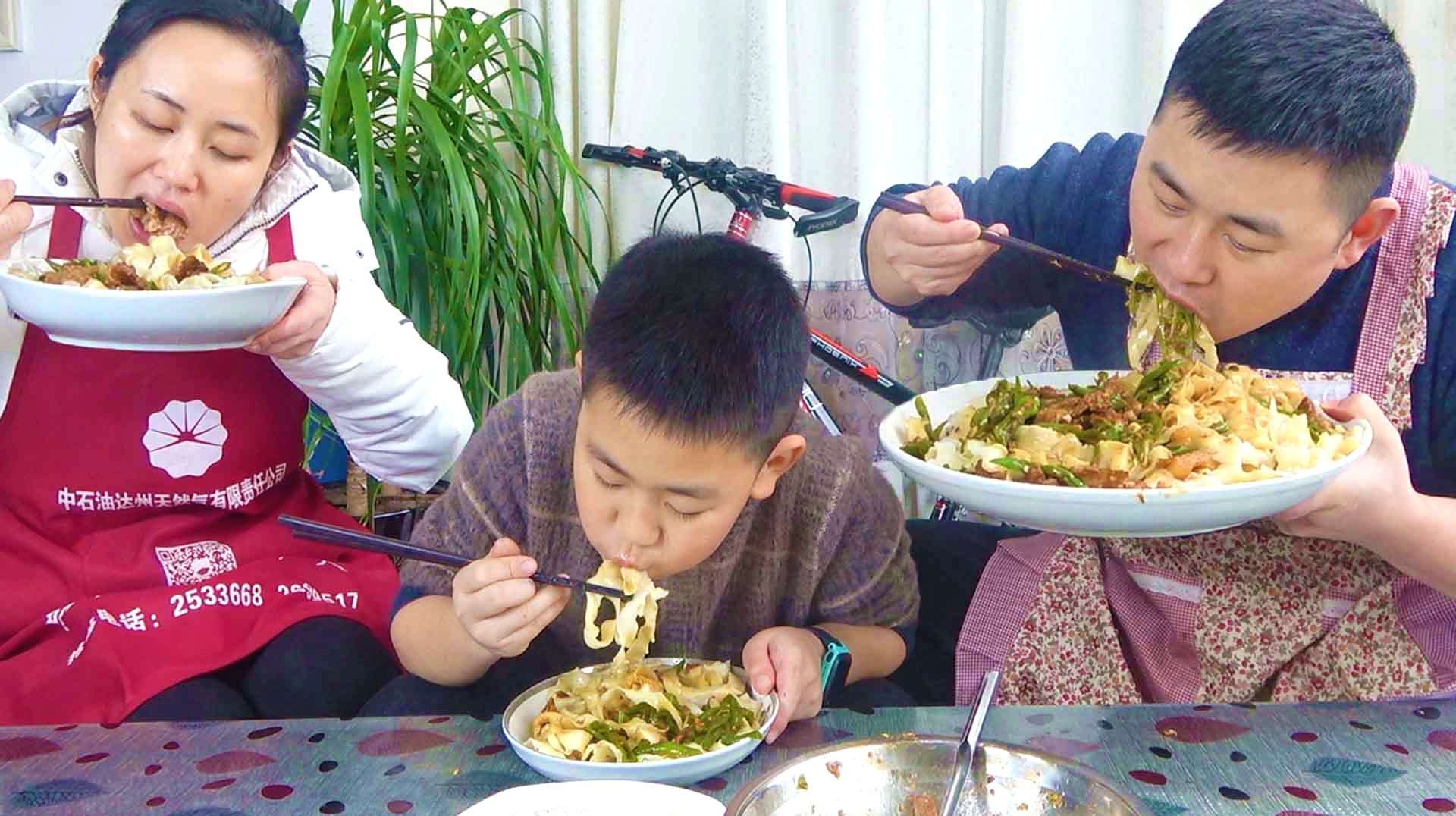 媳妇买5斤猪肉1斤尖椒,超小厨做“尖椒炒肉拌面”大口吃面真过瘾