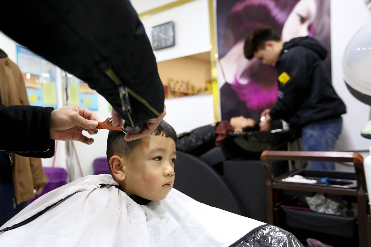 女童剪掉顾客一撮头发 家长赔1万多