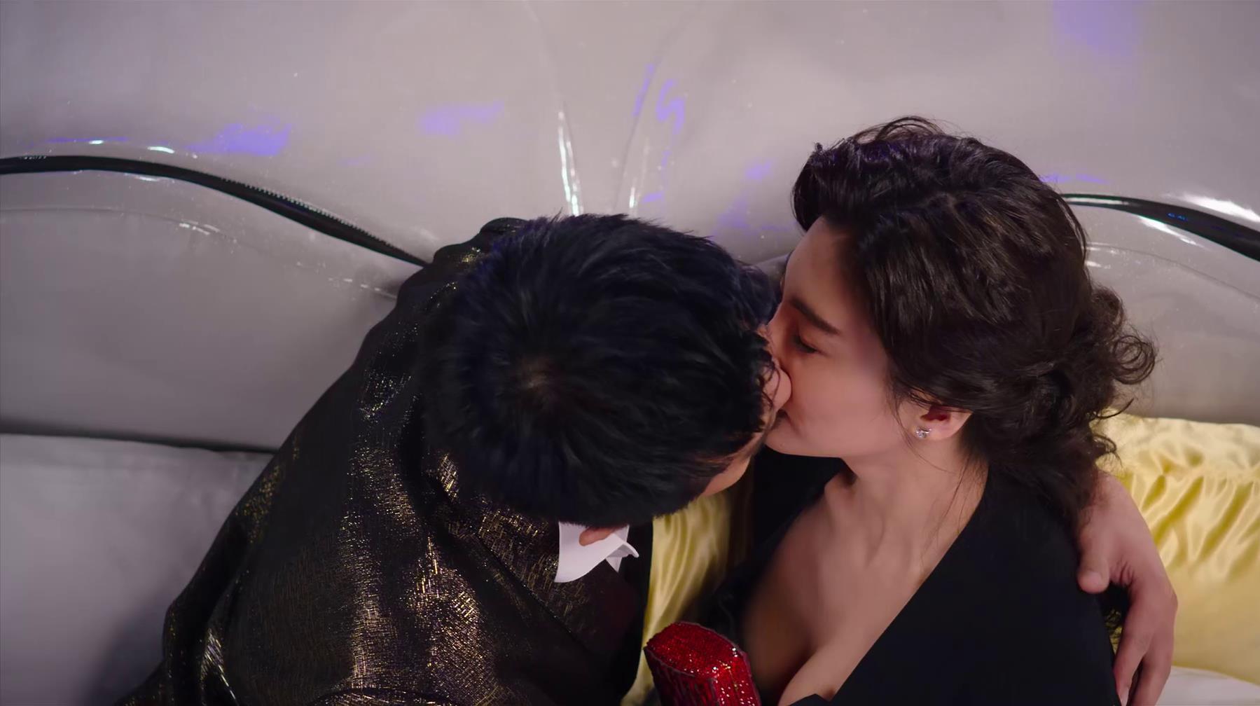 美人鱼:美女被富少拉入怀中,刚要上嘴kiss,不料女主出现了!