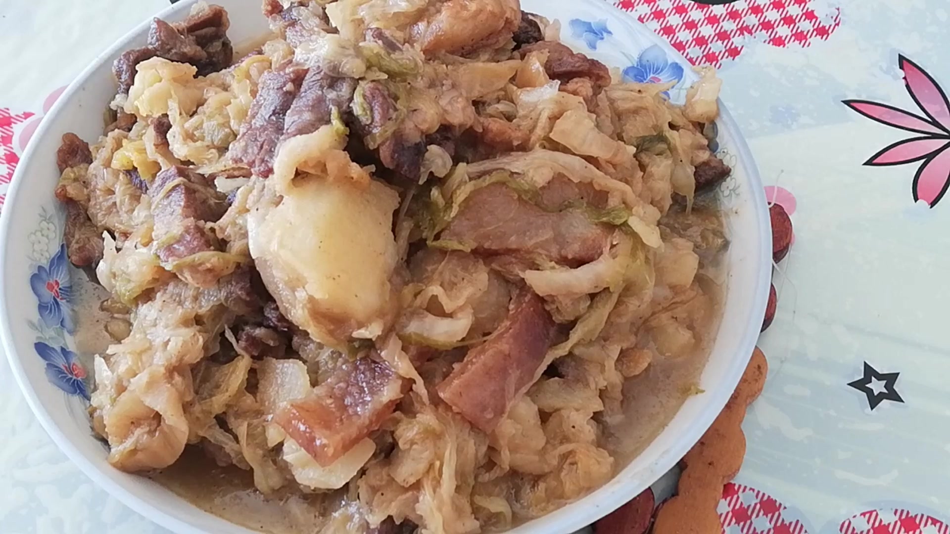 农村杀猪肉烩酸菜,做一锅不够吃小伙吃肥肉一口一个