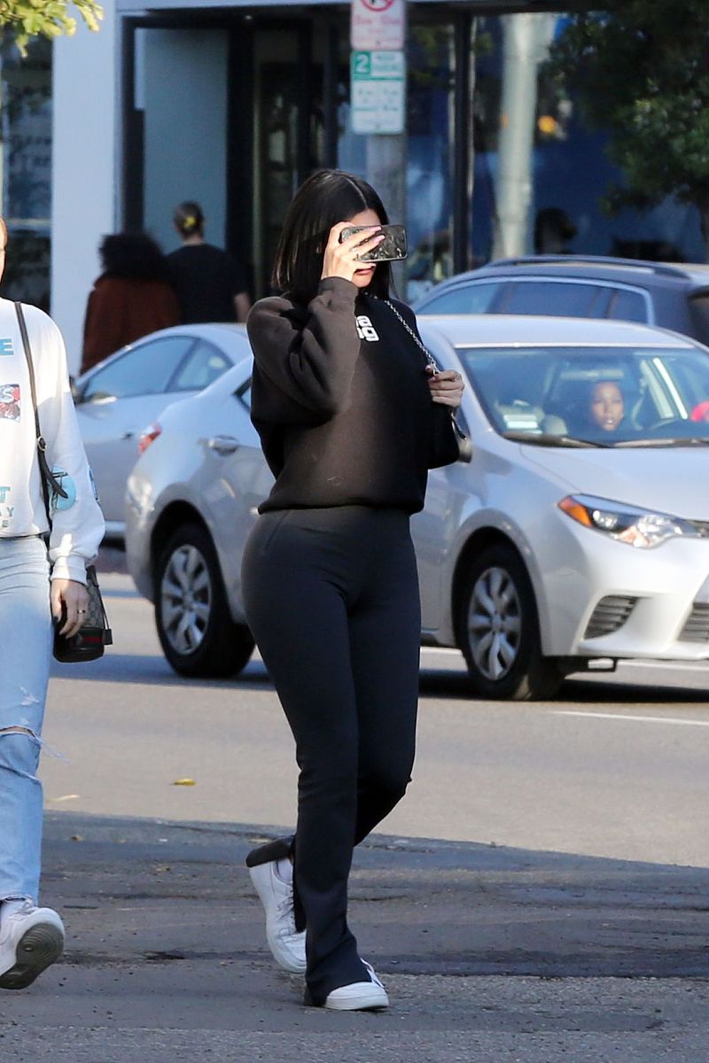 当地时间2019年11月25日,美国加州,凯莉·詹娜(kylie jenner)现身街头