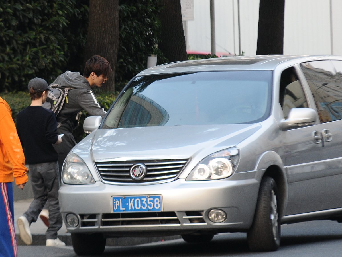 2013年12月1日讯,上海,日前,郭敬明与友人现身某酒店.***_***郭敬明