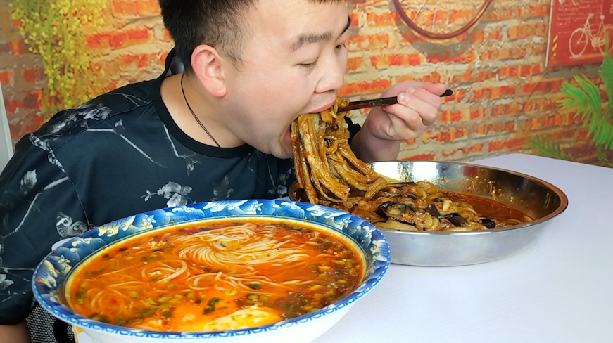 5个茄子一把蒜,做一盆凉拌蒜泥茄子,小伙吃茄子像吃面