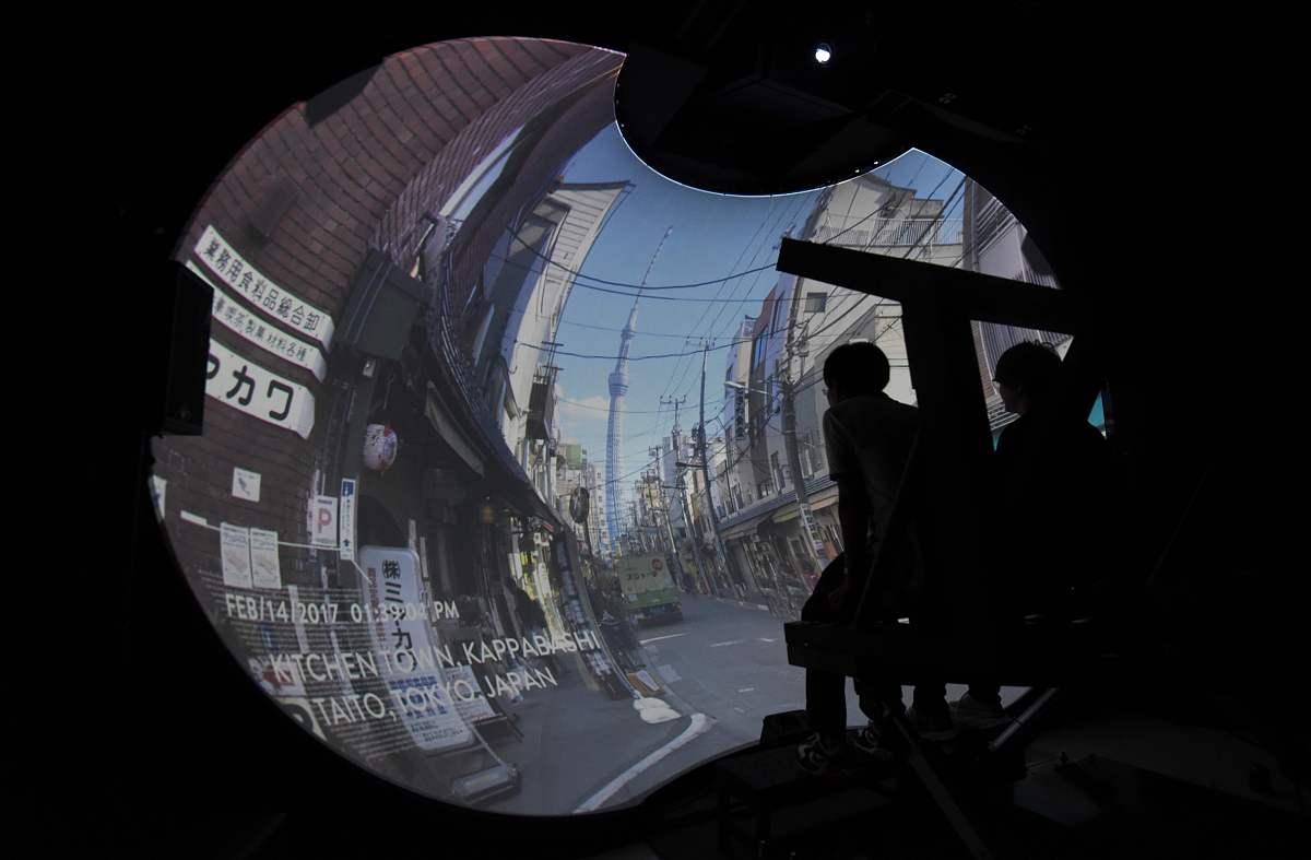 当地时间2017年7月17日,日本东京,记者在发布会上体验新vr技术.采用超