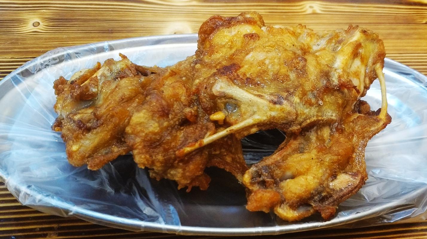 阿姨炸鸡架5年,价格公道,9.9元一个,俊男靓女排队买,太好吃