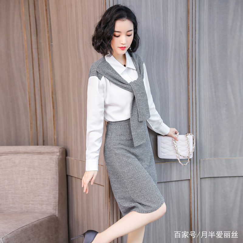 奔三奔四女人春天别穿卫衣,学学下图女人搭配,穿出优雅气质!雪纺连衣裤,黑色七分袖修身显瘦虽然当下盛行的阔腿裤,几乎人手一条,但未必人人都够潮。那是因为很多人都不知道怎么搭配!搭配的不好穿起来自然也就没那么好看了!那么你知道如此完美的阔腿裤如何搭配上衣好看吗? 高腰雪纺连衣裤,黑色七分袖修身显瘦不知道怎么搭配没关系,你完全可以买阔腿裤套装呀!如果你也是个时髦的懒人,想快速出门的同时还要时尚感那么一款落落大方的阔腿裤套装再适合你不过了。 套装洋气西装马甲,下面看看小编整理的阔腿裤套装吧,让你不再为阔腿裤搭
