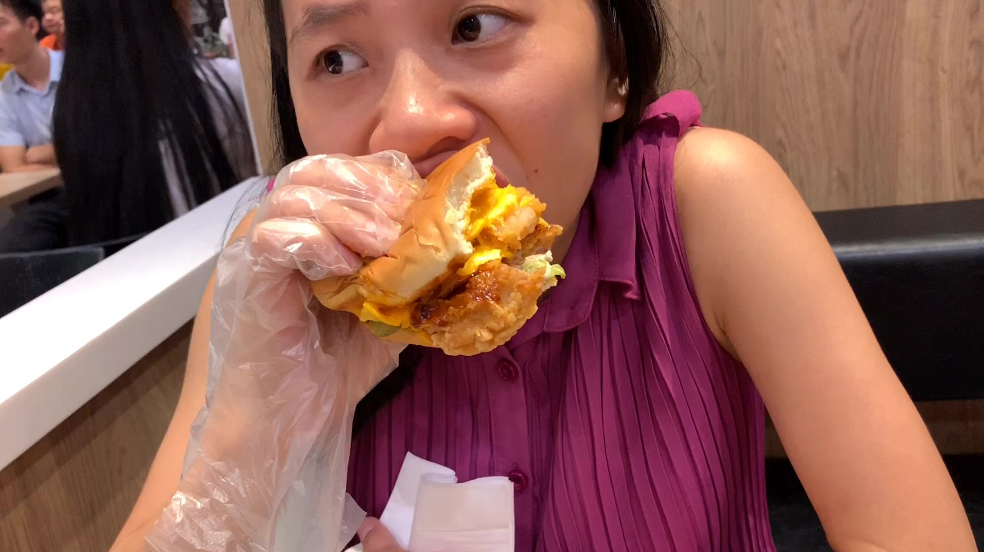 孕妈妈第34周,产前想吃肯德基,点了“脏脏大虾鸡腿堡”,吃撑了