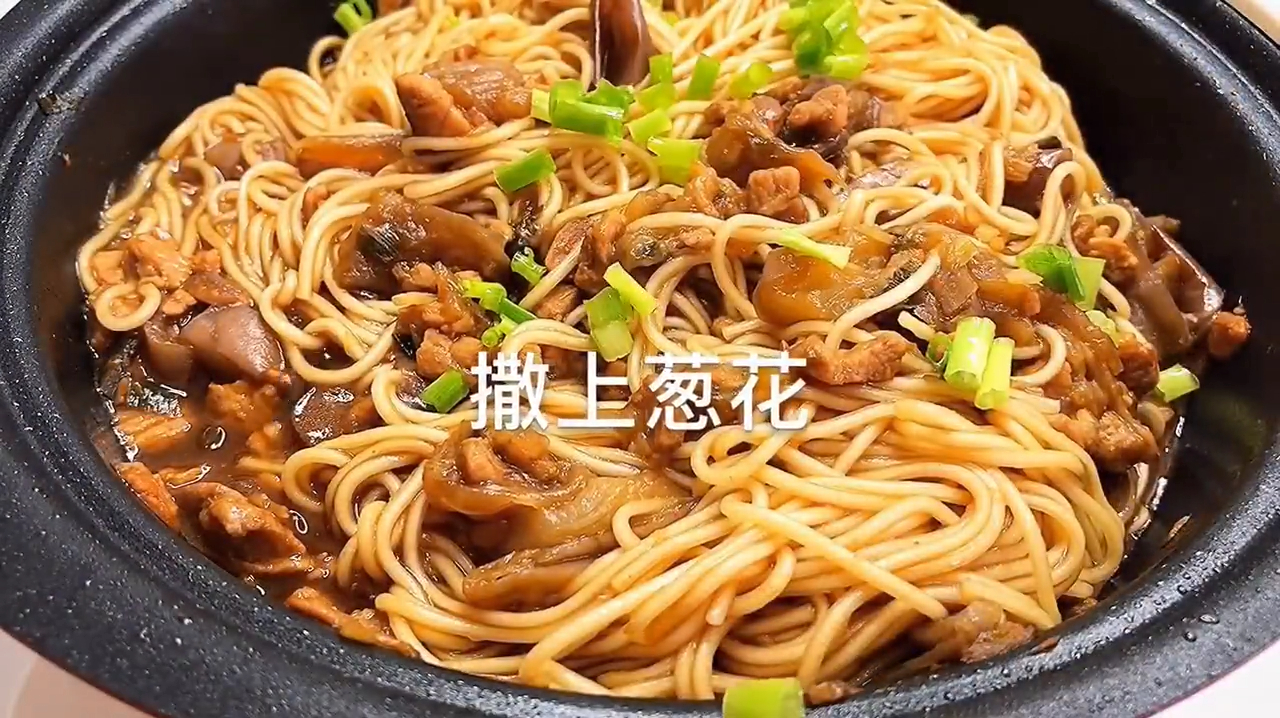家常面条做法,肉末茄子焖面,好吃到舔锅