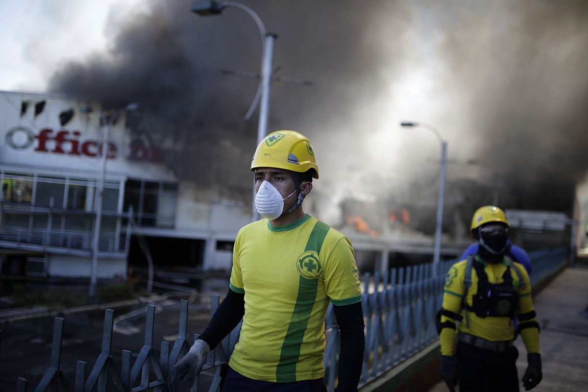 当地时间2015年1月3日,萨尔瓦多,当地的las cascadas商城发生火灾,12