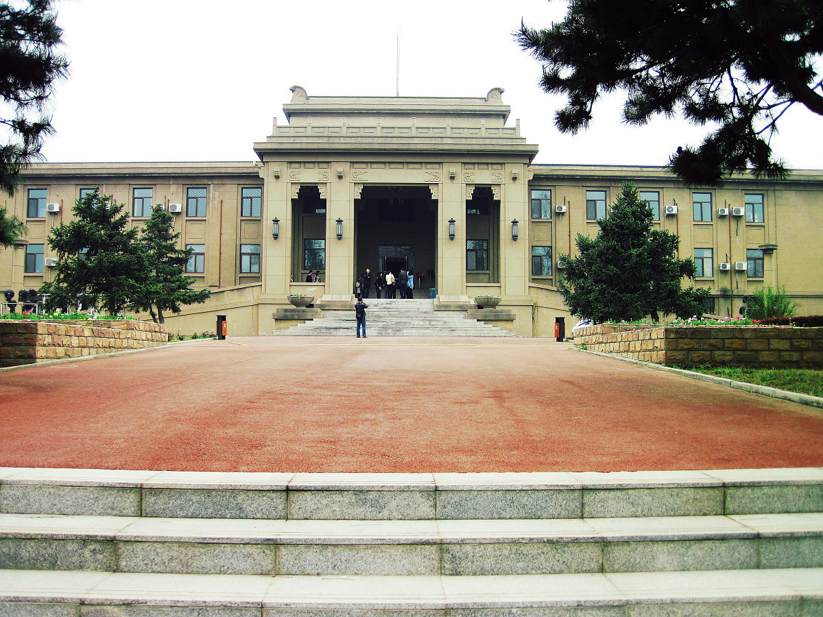 春秋战国纪录片《大国崛起：春秋战国》是一部关于中国春秋战国时期的纪录片。该纪录片共分为六集每集45分钟由英国广播公司BBC拍摄制作。该片通过历史文献、考古发现以及专家学者的解读全面展现了春秋战国时期中国各个国家的政治、经济、文化、军事等方面的发展和变化。第一集《争霸之初》讲述了春秋战国时期各个国家的形成和发展以及各国之间的争霸之始。第二集《纷争之际》讲述了各国之间的战争和外交斗争以及诸侯之间的联盟