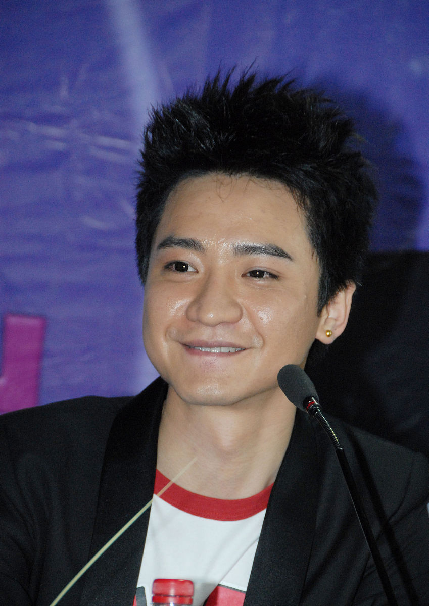 请你帮我构思一部言情小说