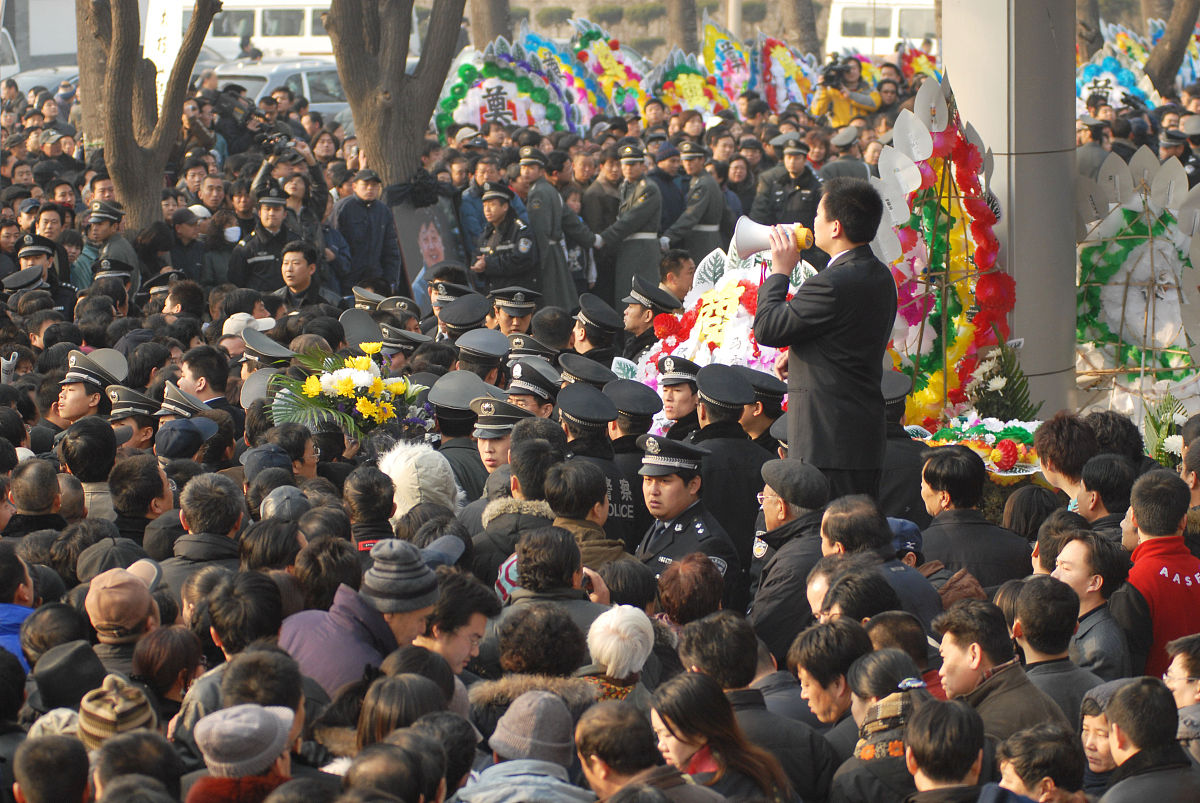 族戚礼：在入葬的当天一吃过早饭就要派人挖墓。上午客家人要举办最重要的活动是族戚礼用今天的话说就是追悼会仪式。奠礼是由主奠人由宗族戚友邻组成请礼生执客执事。由礼生唱礼、执事传送祭品由主奠人和参与奠的人向死者灵前迎灵三躬拜、上香、献茶、行三奠酒读奠章献花果献花圈、献财帛。然后辞灵礼成焚奠章。最后由孝子谢礼。按照这样的程序所有的亲朋都要进行一遍。一些行大礼的族戚还会行很有讲究的九拜礼前前后后、左左右右9