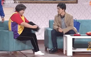 賈玲學張小斐翹二郎腿,結果表演完畢之後真的把腳崴了