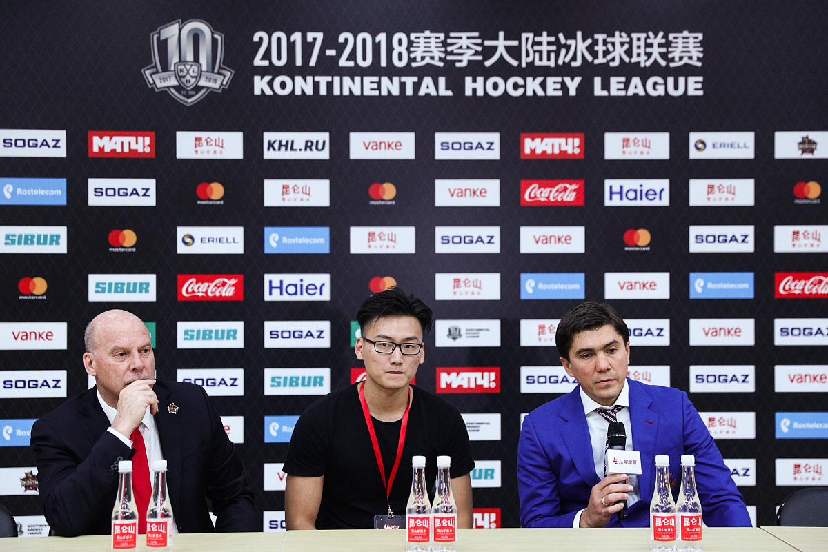 你是一个腾讯采购经理负责电竞赛事的采购工作怎么样提升英语能力