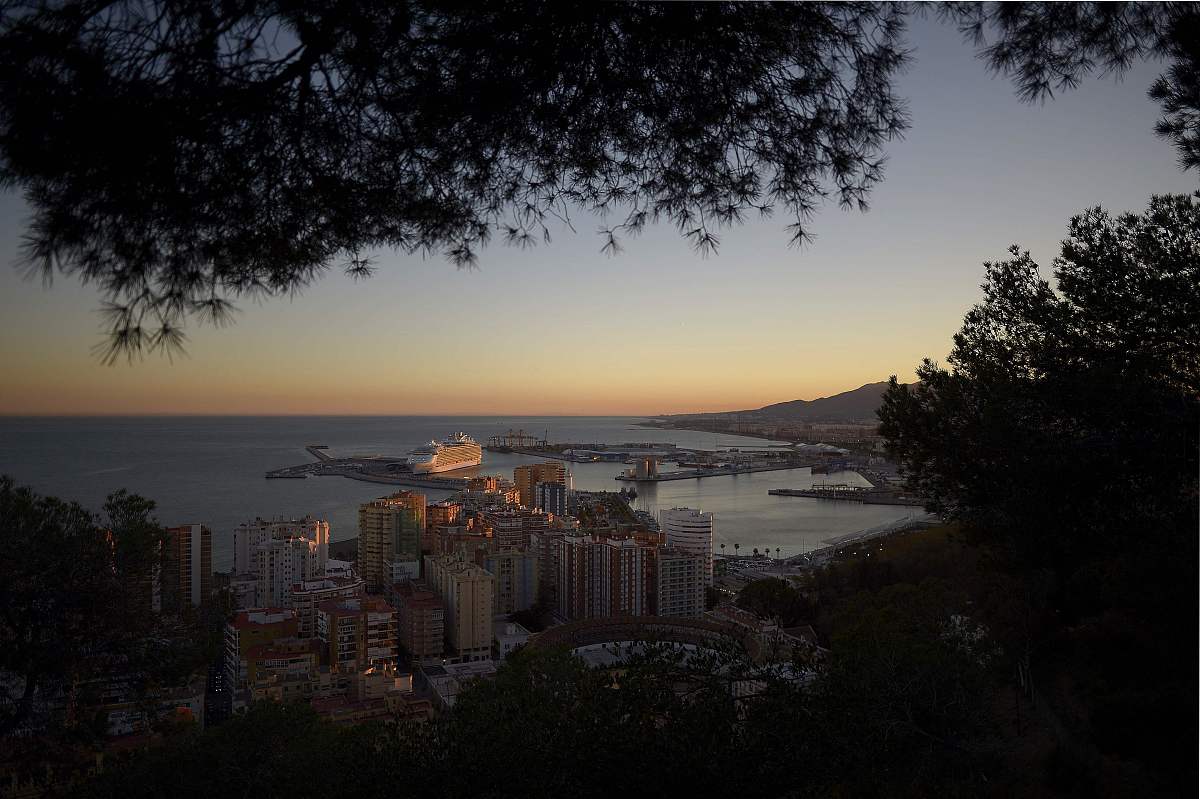 世界最大游轮现身西班牙 夜航灯光璀璨成靓丽风景