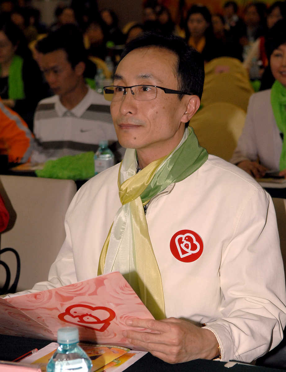 2012年4月5日,明星夫妇参加全国"心系女性—家庭健康工程之 吃动两平