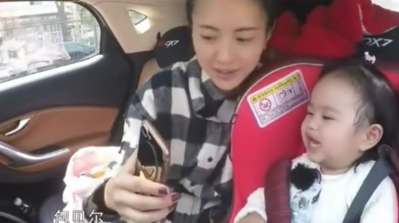娱乐:包贝尔三个字已经深深的印在饺子脑海里了!不愧是亲闺女