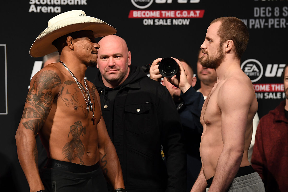 WWE RAW第1536期精彩回顾：小粉队战胜小红队！