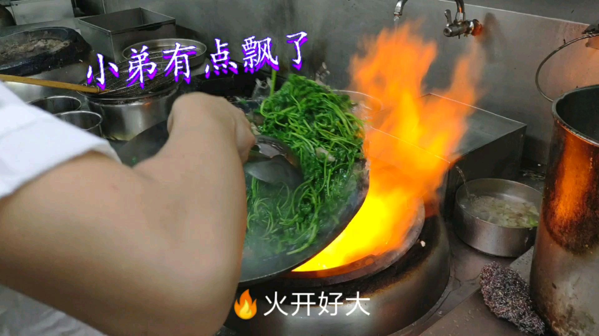 实拍酒店上菜速度到底有多快?一道菜大厨不用一分钟,不敢相信