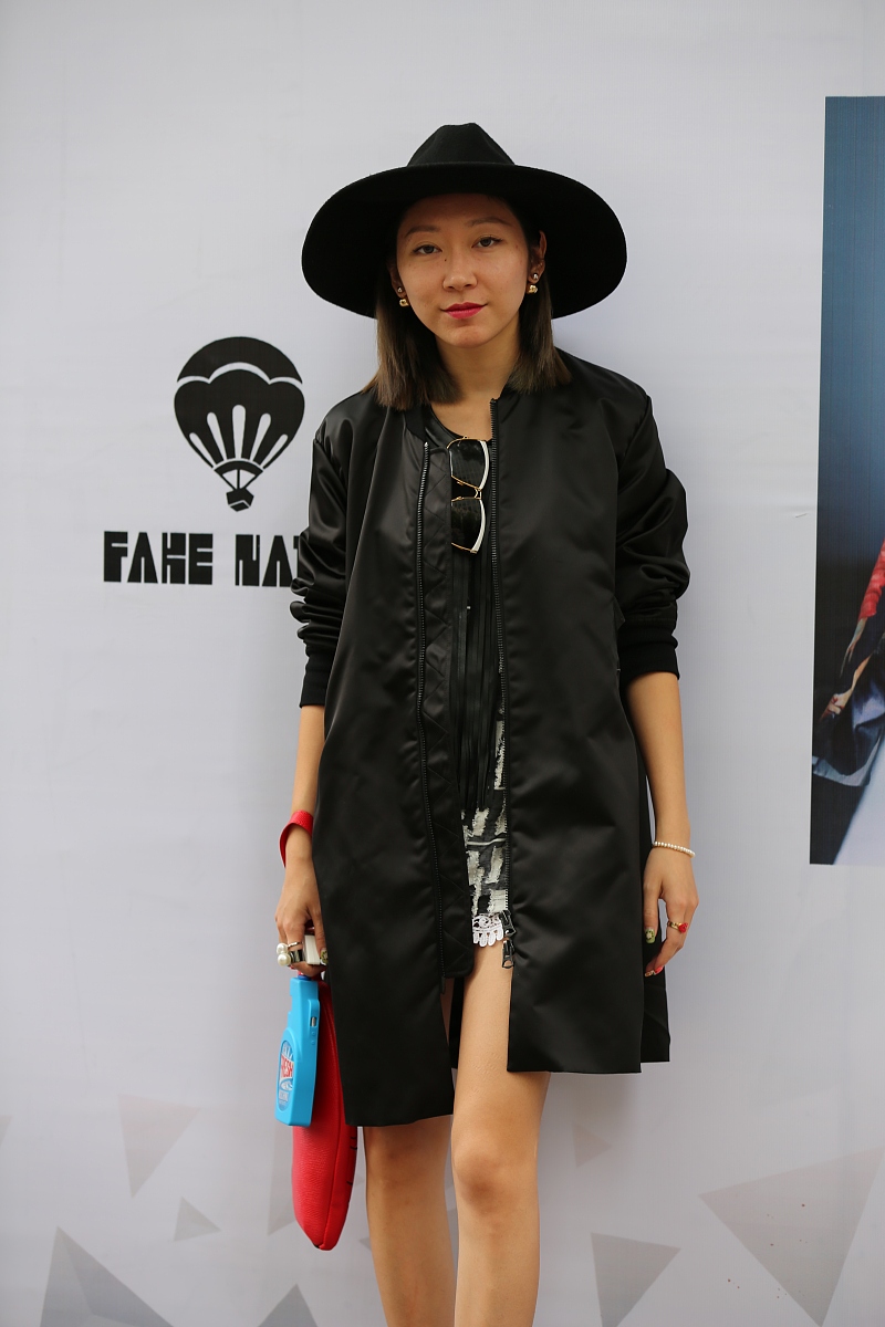 请写一段关于破败风黑色流苏马甲的推广文案